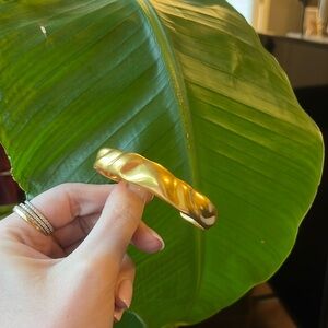 Kendra Scott gold bangle bracelet